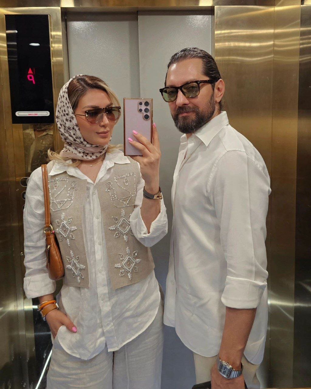 عکس | استایل شیک همسر بهرام رادان در کنار شوهرش؛ ست کردن رنگ لاک ناخنها با تلفن همراه!