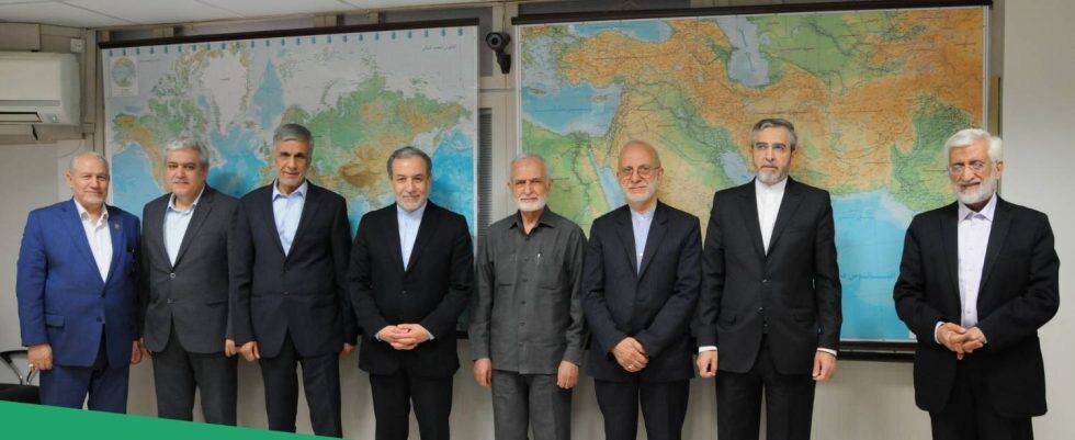 عکس | فاصله عجیب جلیلی با عراقچی و دیگران / قاب یادگاری پربازتاب