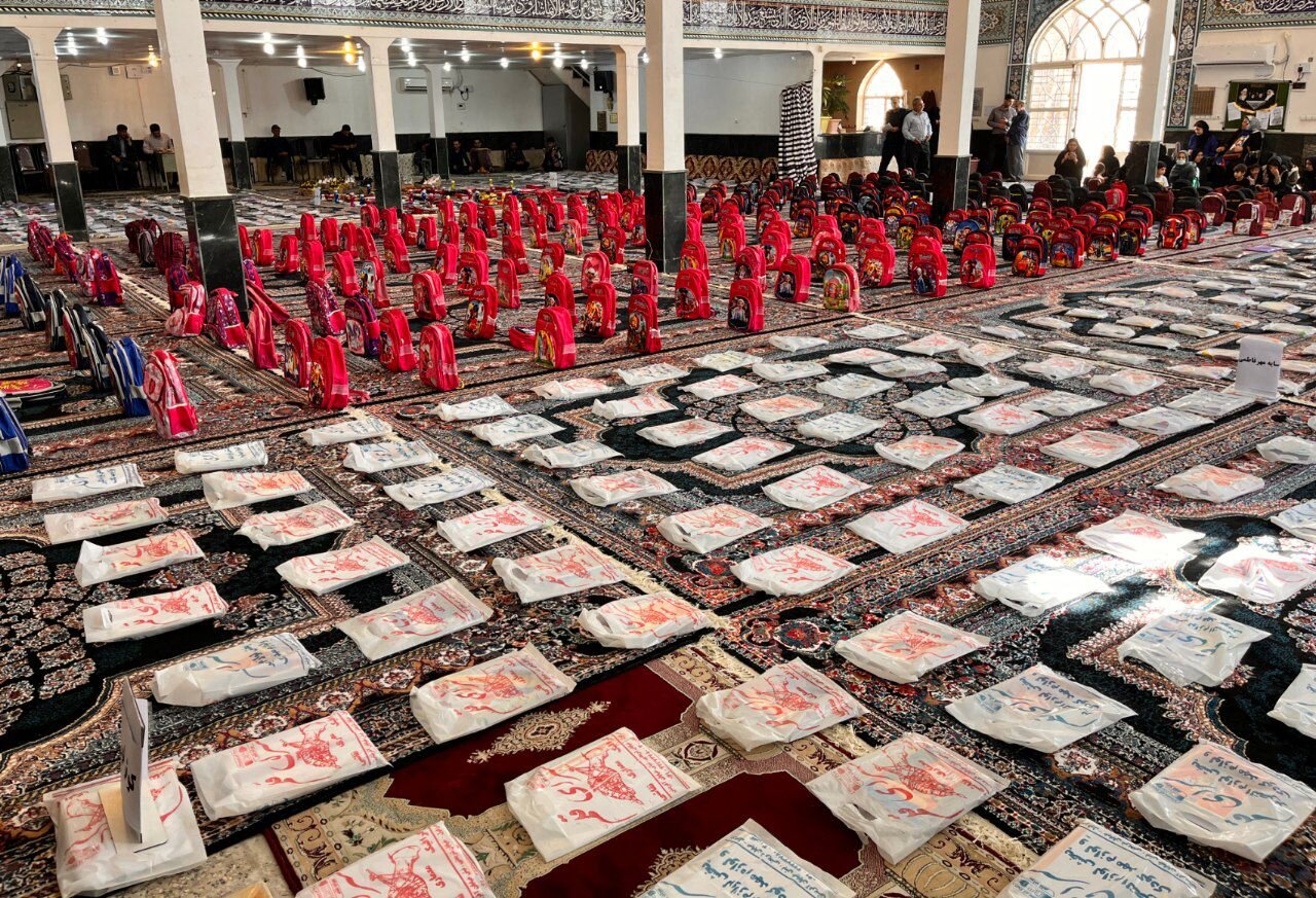 اجرای مرحله نخست جشن عاطفهها با توزیع لوازمالتحریر در اندیمشک