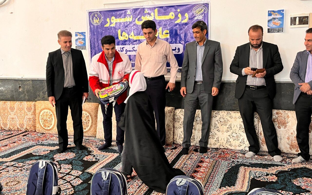 اجرای مرحله نخست جشن عاطفهها با توزیع لوازمالتحریر در اندیمشک