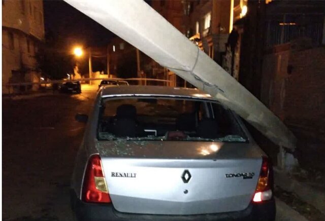 سقوط شبانه تیر برق روی خودروی ال۹۰/ عکس