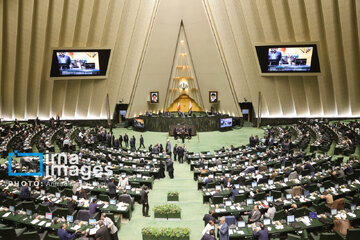 عدم همسان‌سازی حقوق بازنشستگان صدای آقای نماینده را درآورد / وزیر نفت کاهش سهمیه نفت مناطق صعب‌العبور را پیگیری کند