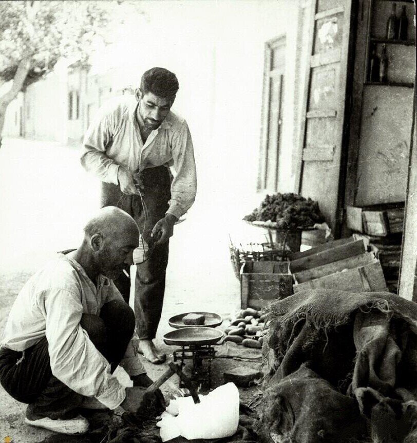 تهران قدیم| مرد یخفروش در دهه ۳۰ شمسی/ عکس