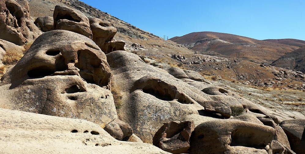 ۶ مقصد بکر برای تعطیلات آخر هفته/ کتیبه تاریخی قاجار و صورتک‌های سنگی کجای تهران قرار دارند؟