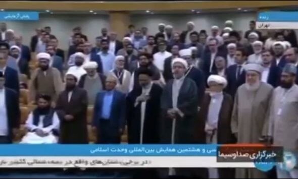 عکسی از بیاحترامی مقام طالبان در کنفرانس وحدت در تهران