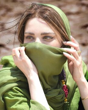 کویر گردی بهنوش طباطبایی با ژست و تیپ خاصش