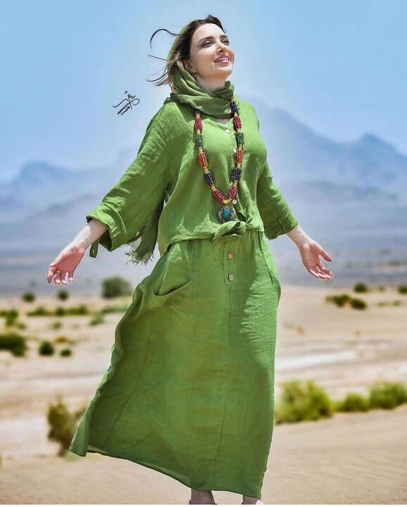 کویر گردی بهنوش طباطبایی با ژست و تیپ خاصش
