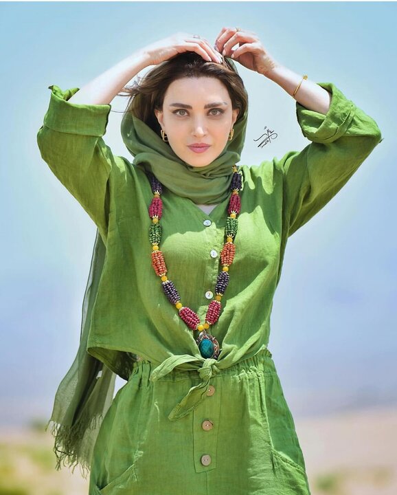 کویر گردی بهنوش طباطبایی با ژست و تیپ خاصش