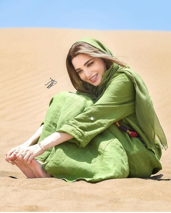 کویر گردی بهنوش طباطبایی با ژست و تیپ خاصش