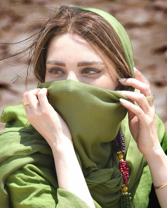 کویر گردی بهنوش طباطبایی با ژست و تیپ خاصش