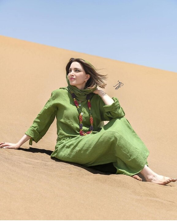 کویر گردی بهنوش طباطبایی با ژست و تیپ خاصش