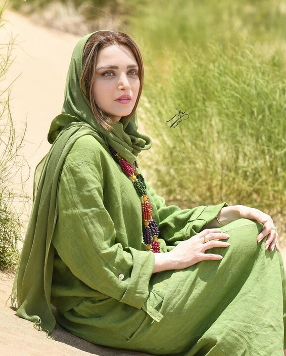کویر گردی بهنوش طباطبایی با ژست و تیپ خاصش