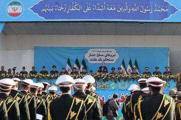 اولین تصاویر از حضور پزشکیان در مراسم رژه نیروهای مسلح /فرماندهان بلندپایه نظامی هم بودند اولین تصاویر از حضور پزشکیان در مراسم رژه نیروهای مسلح /فرماندهان بلندپایه نظامی هم بودند