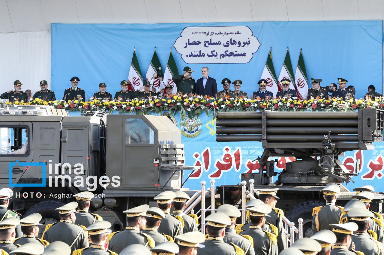 تصویری متفاوت از مسعود پزشکیان در جمع فرماندهان ارتش و سپاه / توضیحات سردار حاجی زاده و سرلشکر موسوی به رئیس جمهوری 7