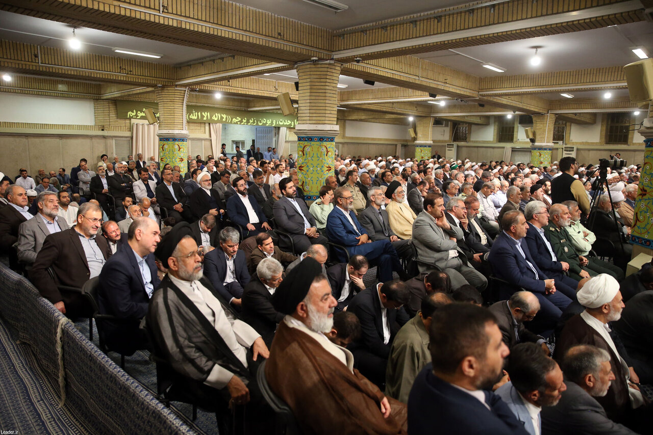 عکسی از وزیر روحانی که همنشین پزشک رهبری شد / طیب نیا هم آمده بود / گپ و گفت وزیر کشور با مخبر در بیت رهبری 4