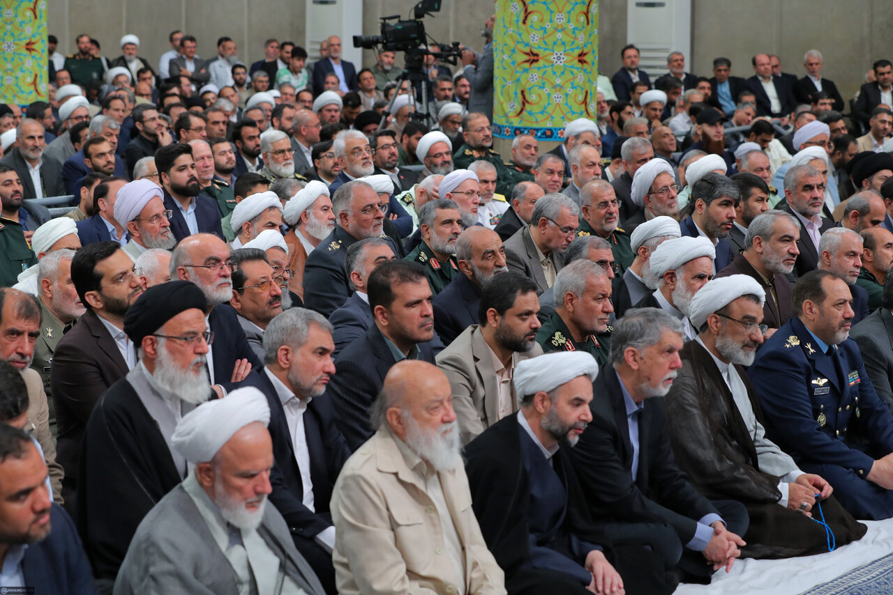 عکسی از وزیر روحانی که همنشین پزشک رهبری شد / طیب نیا هم آمده بود / گپ و گفت وزیر کشور با مخبر در بیت رهبری 6