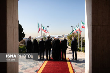 تصویری متفاوت از طیب‌نیا همراه با چمدان در راه رفتن به آمریکا / خداحافظی دولتمردان با رئیس جمهوری