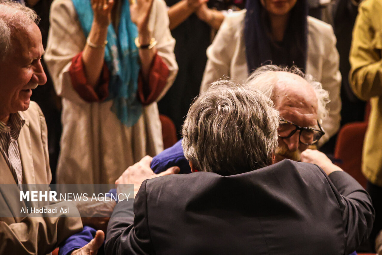 رونمایی از تاریخ هنر به روایت حسین علیزاده/انتقاد از توسعه آموزش واپسگرا در موسیقی/نگاه هویتی به موسیقی ایران 6 رونمایی از تاریخ هنر به روایت حسین علیزاده/انتقاد از توسعه آموزش واپسگرا در موسیقی/نگاه هویتی به موسیقی ایران