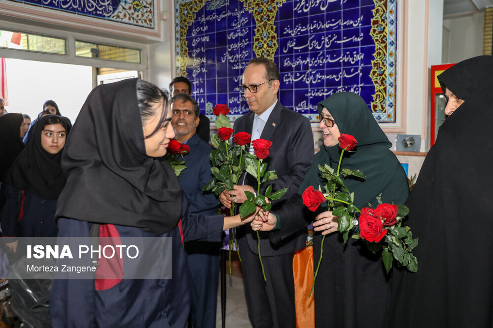 سخنگوی دولت پشت نیمکت یک مدرسه نشست/ از دف نوازی دختران تا سرود خواندن پسران/ حواشی حضور مهاجرانی در یک هنرستان دخترانه