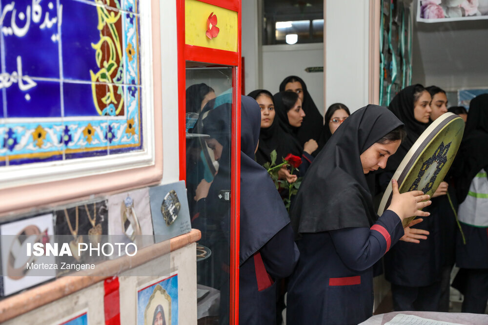 سخنگوی دولت پشت نیمکت یک مدرسه نشست/ از دف نوازی دختران تا سرود خواندن پسران/ حواشی حضور مهاجرانی در یک هنرستان دخترانه