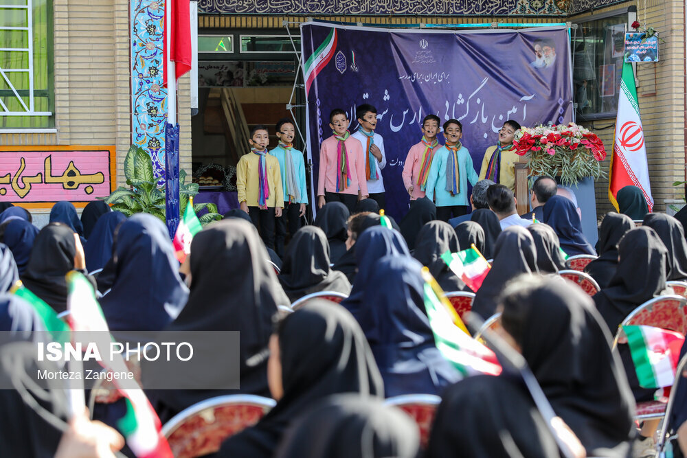 سخنگوی دولت پشت نیمکت یک مدرسه نشست/ از دف نوازی دختران تا سرود خواندن پسران/ حواشی حضور مهاجرانی در یک هنرستان دخترانه