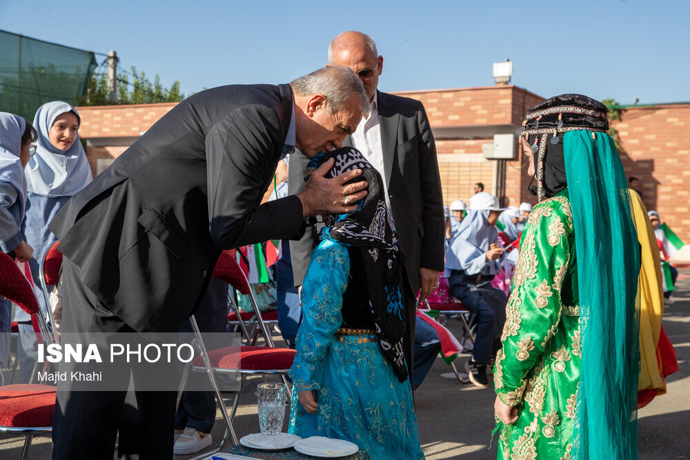 بوسه پزشکیان بر سر این دختر/ تصاویری از شوخی پزشکیان با دانشآموزان؛ رئیس جمهور روی نیمکت نشست