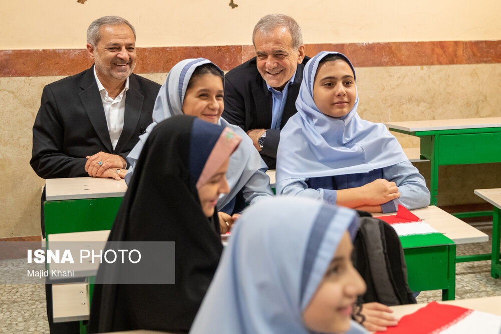 بوسه پزشکیان بر سر این دختر/ تصاویری از شوخی پزشکیان با دانشآموزان؛ رئیس جمهور روی نیمکت نشست