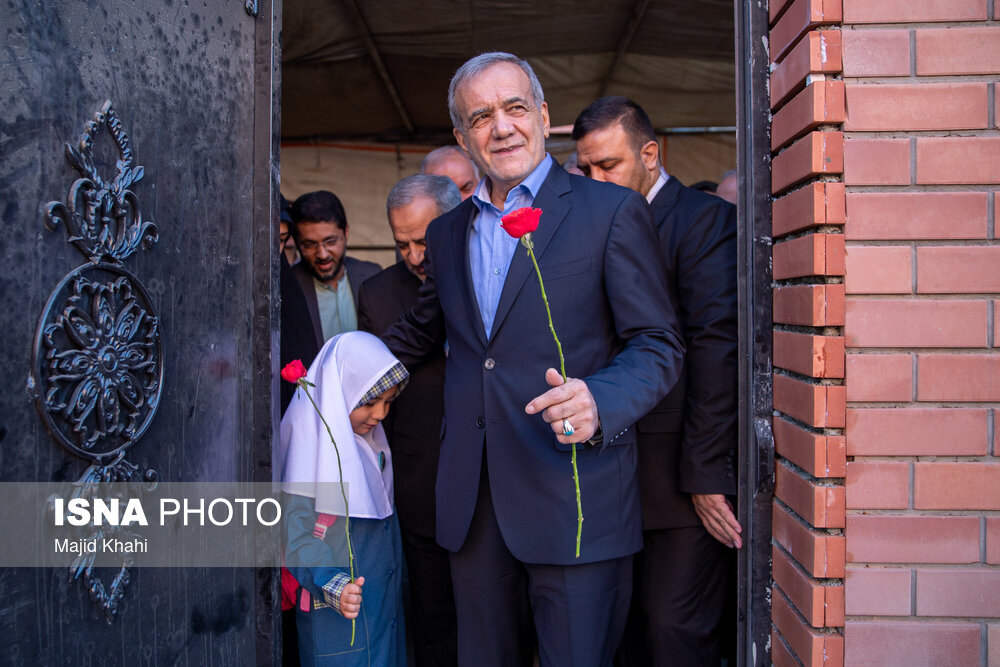 بوسه پزشکیان بر سر این دختر/ تصاویری از شوخی پزشکیان با دانشآموزان؛ رئیس جمهور روی نیمکت نشست