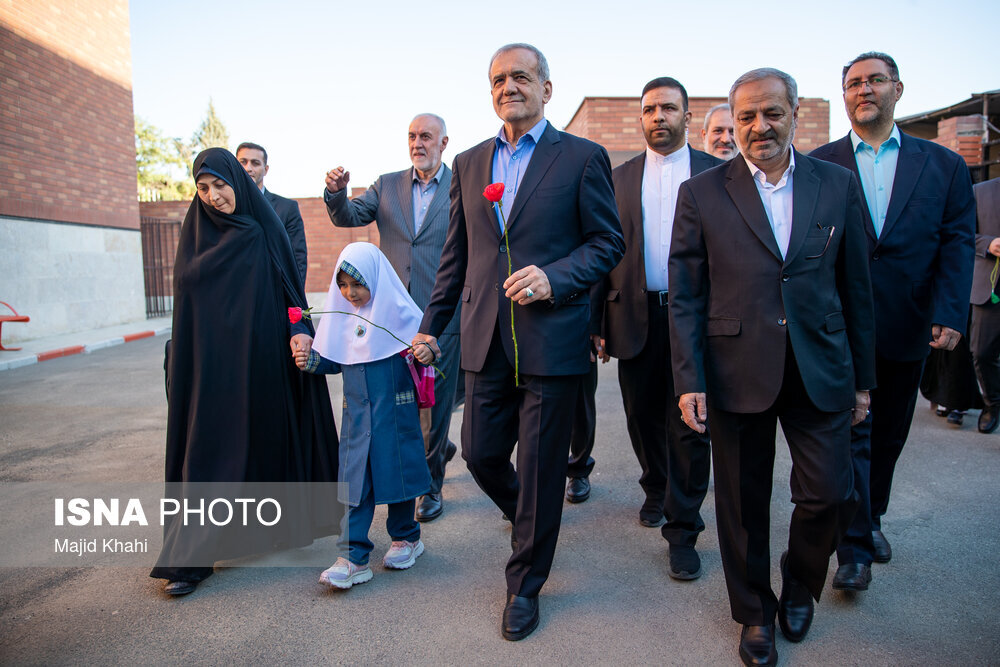 بوسه پزشکیان بر سر این دختر/ تصاویری از شوخی پزشکیان با دانشآموزان؛ رئیس جمهور روی نیمکت نشست