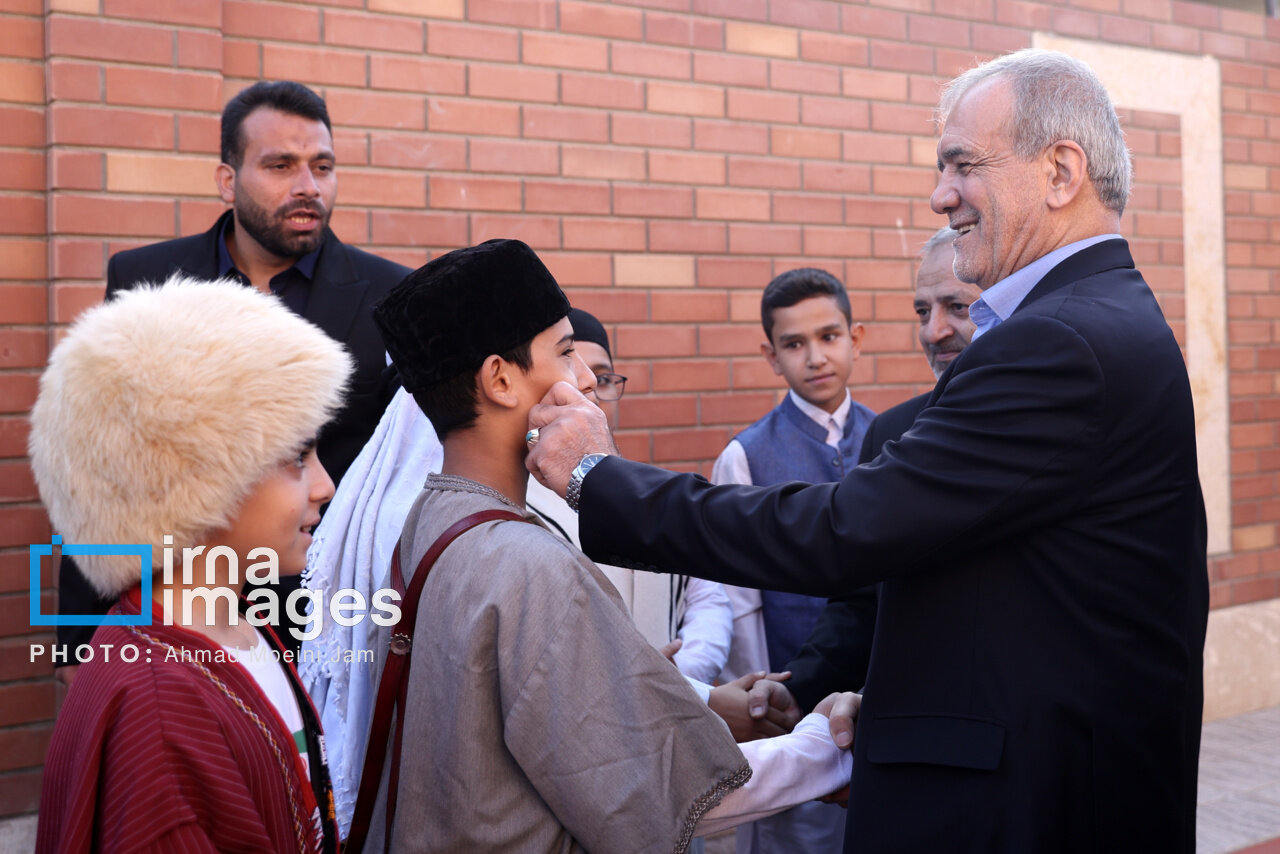 بوسه پزشکیان بر سر این دختر/ تصاویری از شوخی پزشکیان با دانشآموزان؛ رئیس جمهور روی نیمکت نشست