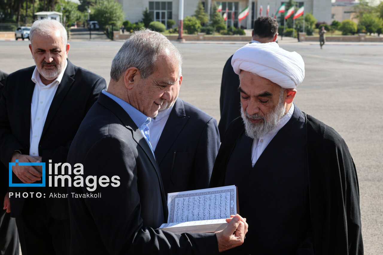 تصویری متفاوت از طیبنیا همراه با چمدان در راه رفتن به آمریکا /خداحافظی دولتمردان با رئیس جمهوری