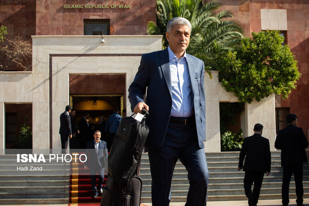 تصویری متفاوت از طیبنیا همراه با چمدان در راه رفتن به آمریکا /خداحافظی دولتمردان با رئیس جمهوری