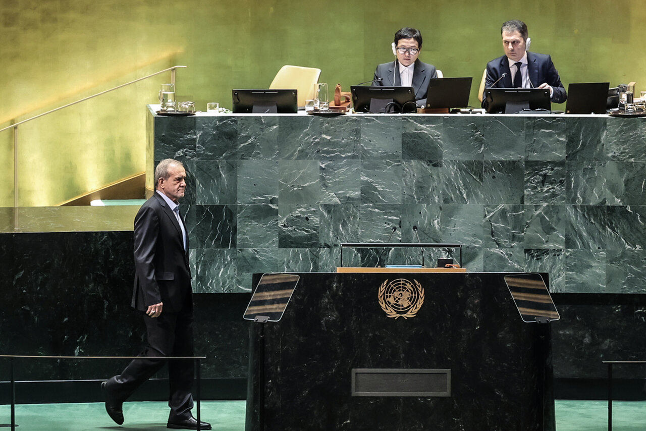 تصاویر جدید از پزشکیان، پشت تریبون مجمع عمومی سازمان ملل /برگه های نطق روبروی رئیس جمهوری