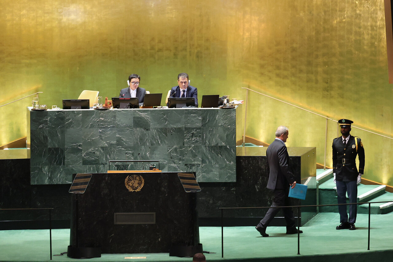 تصاویر جدید از پزشکیان، پشت تریبون مجمع عمومی سازمان ملل /برگه های نطق روبروی رئیس جمهوری