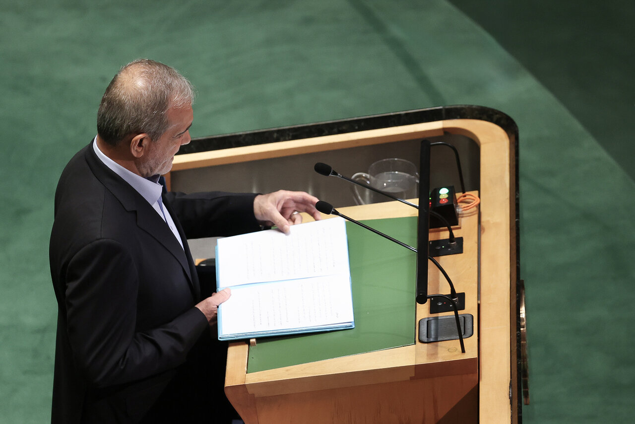 تصاویر جدید از پزشکیان، پشت تریبون مجمع عمومی سازمان ملل /برگه های نطق روبروی رئیس جمهوری