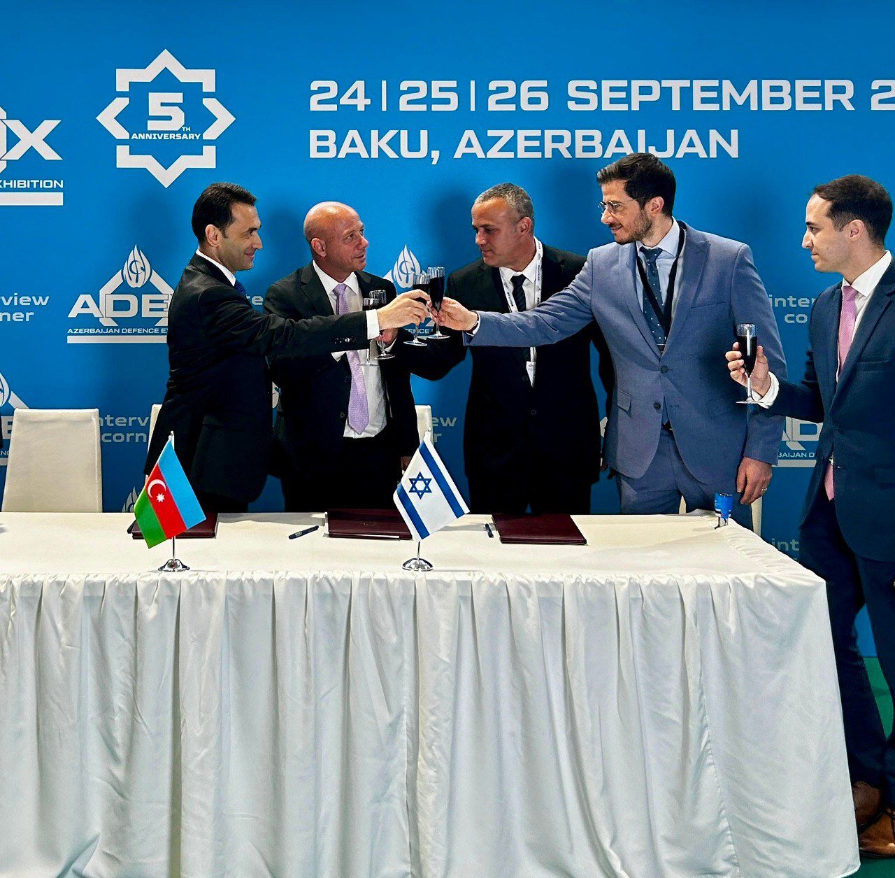 عکسی از خوش و بش نمایندگان باکو و تلآویو حین امضای تفاهمنامه نظامی