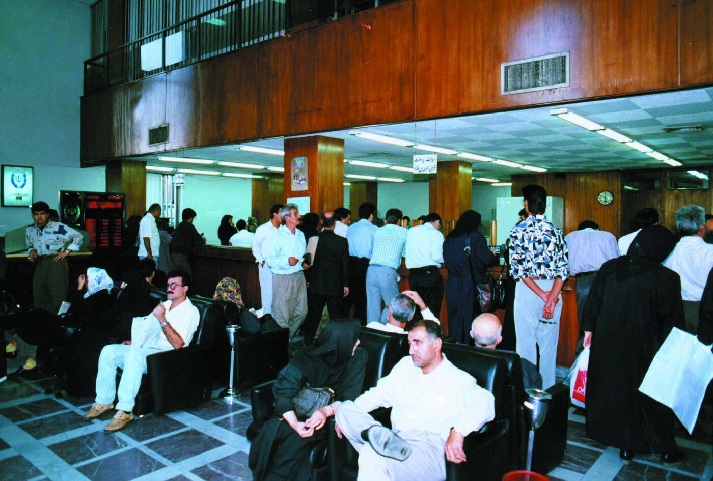 هجوم مردم به بانکها برای خرید اوراق مشارکت/ عکس و جزییات