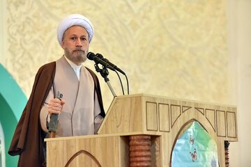 امام جمعه اصفهان: آزادی ورود زنان به ورزشگاه یکی از ترفندهای دشمن برای از بین بردن اعتقادات مردم است / امام جمعه قم: آتش‌بس غزه پایان کار مقاومت نیست