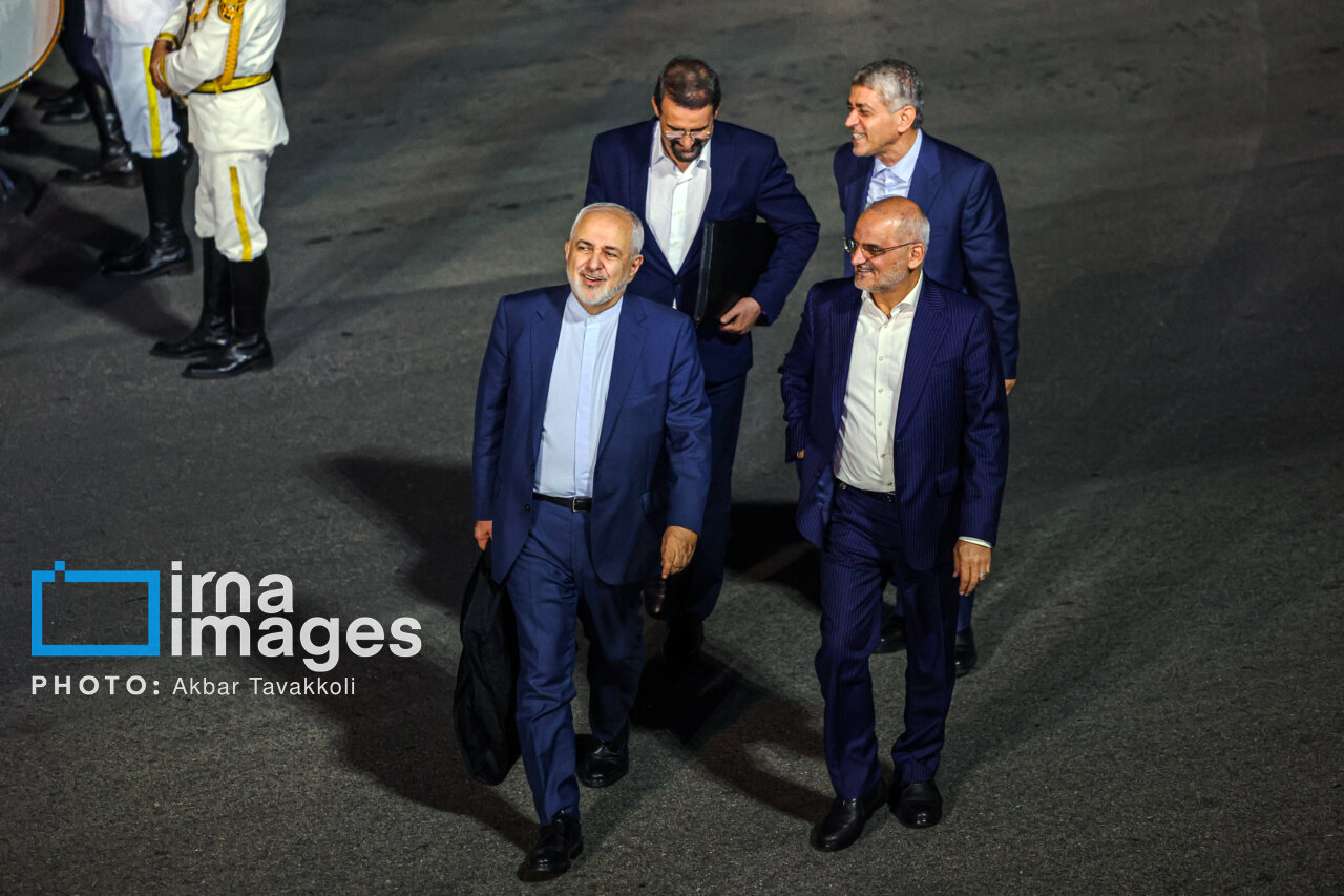 تصاویر متفاوت از ظریف، طیب نیا و سنایی در بازگشت از آمریکا / رئیس دفتر رئیس جمهور هم بود 3