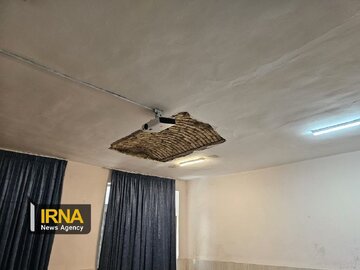 خراب شدن سقف کلاس روی سر دانشآموزان / عکس