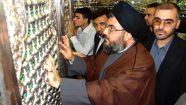 تصاویری از تشرف شهید نصرالله به حرم سیدالکریم(ع) در اسفند ۱۳۸۵