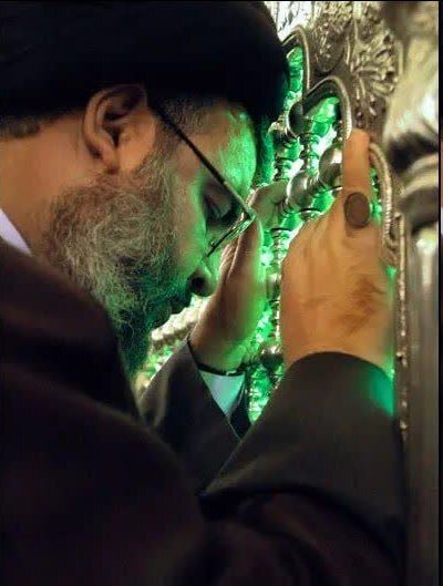 تصاویری از تشرف شهید نصرالله به حرم سیدالکریم(ع) در اسفند ۱۳۸۵