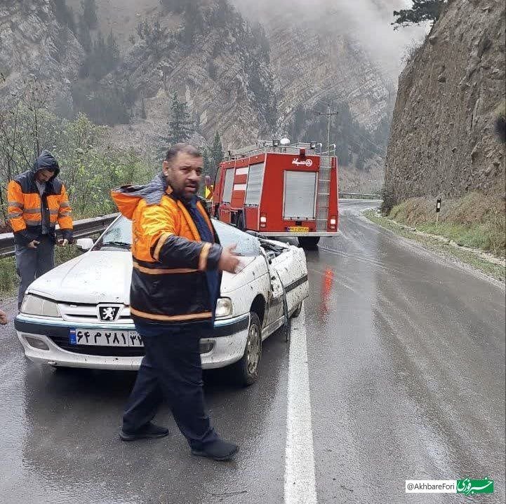 سقوط سنگ روی خودرو در چالوس؛ پژو مچاله شد/ عکس