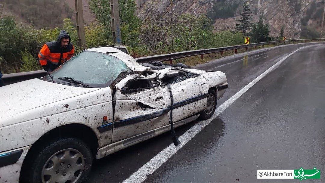 سقوط سنگ روی خودرو در چالوس؛ پژو مچاله شد/ عکس