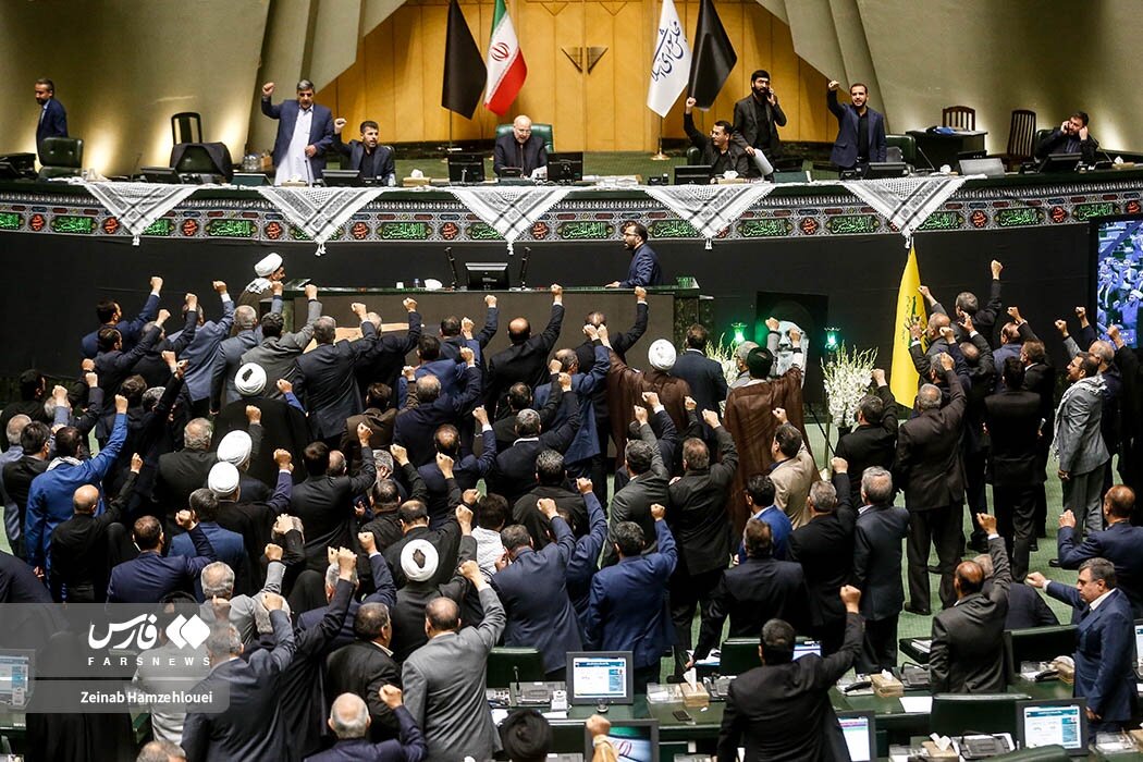 تصاویری از حال و هوای متفاوت مجلس بعد از شهادت سیدحسن نصرالله /قالیباف شعار داد، نمایندگان همراهی کردند