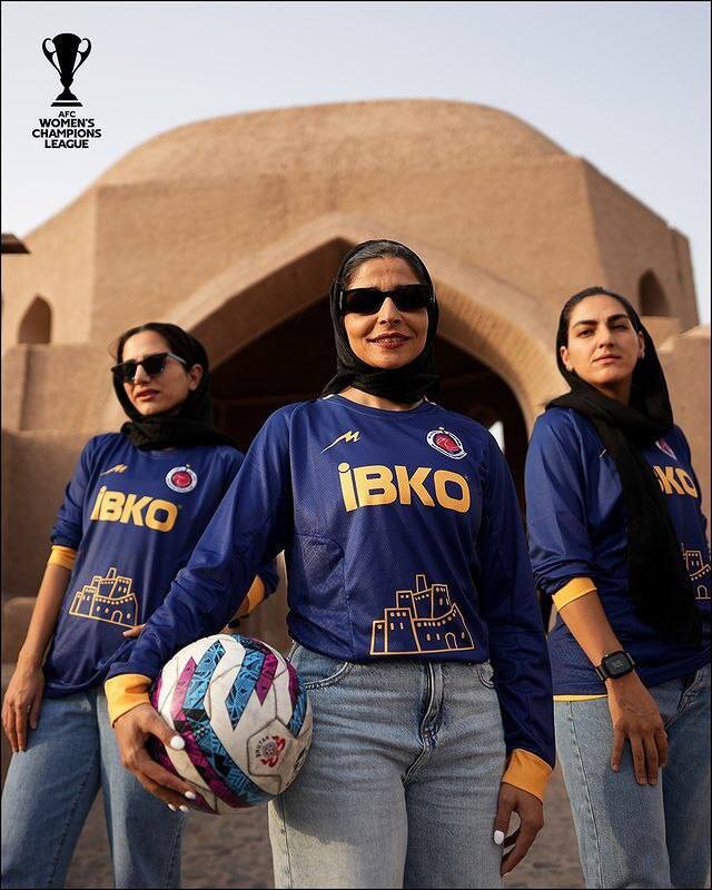 عکس| رونمایی جذاب خاتون از لباسهای آسیایی