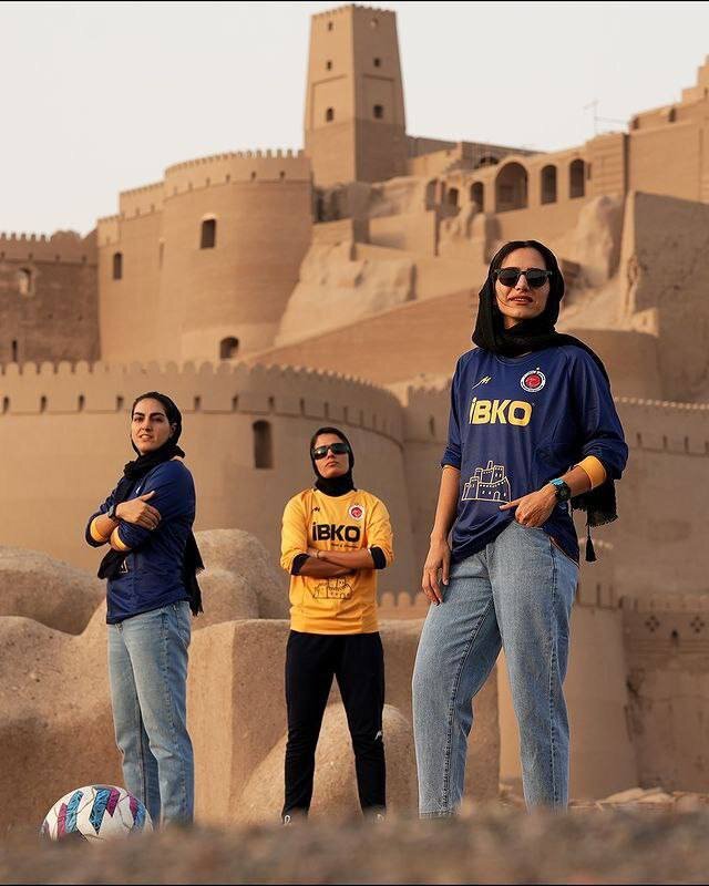 عکس| رونمایی جذاب خاتون از لباسهای آسیایی