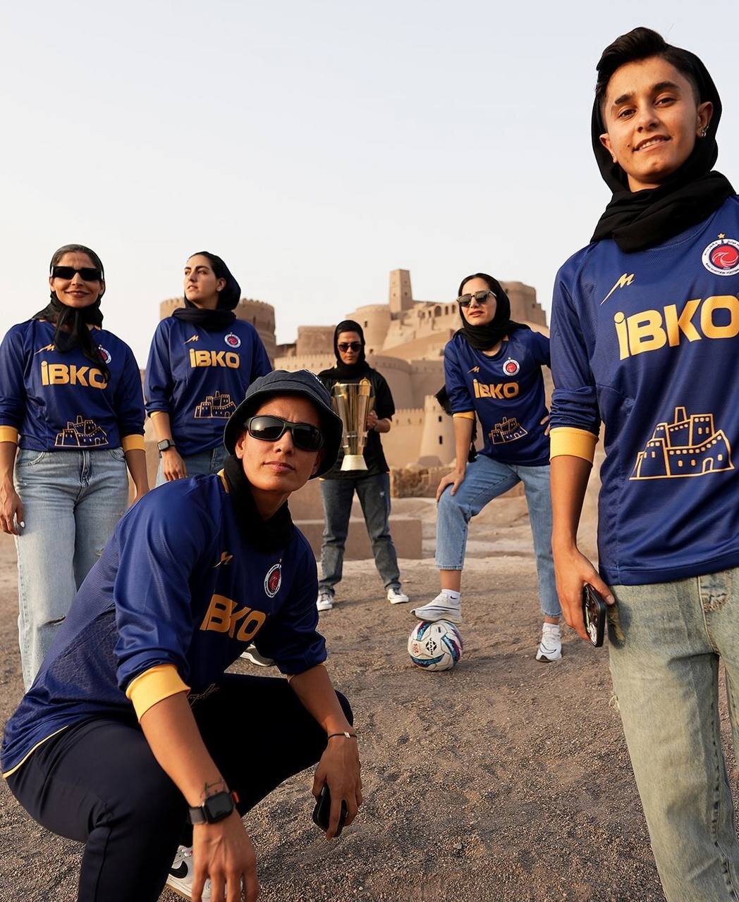 عکس| رونمایی جذاب خاتون از لباسهای آسیایی