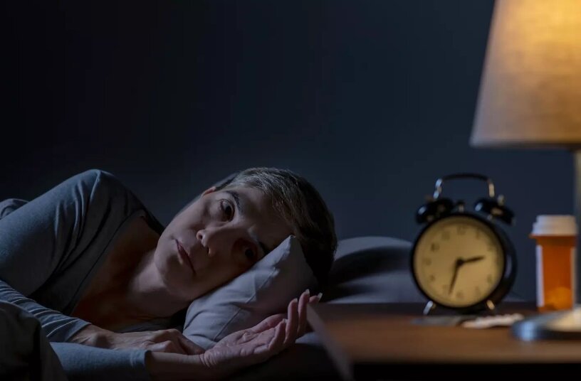 بدترین کاری که موقع بیخواب شدن در نیمهشب انجام میدهیم