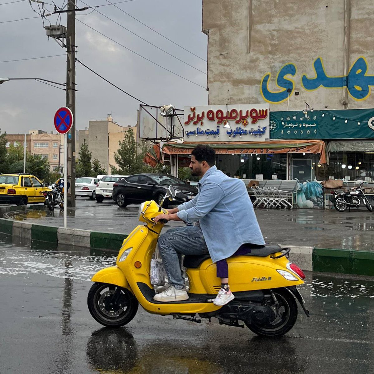 عکس | مهربانی به وقـت باران / عکسی احساسی از پدر با فرزندش روی موتور